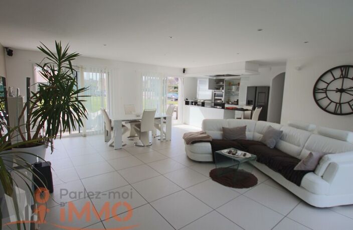 Villa — photo 3