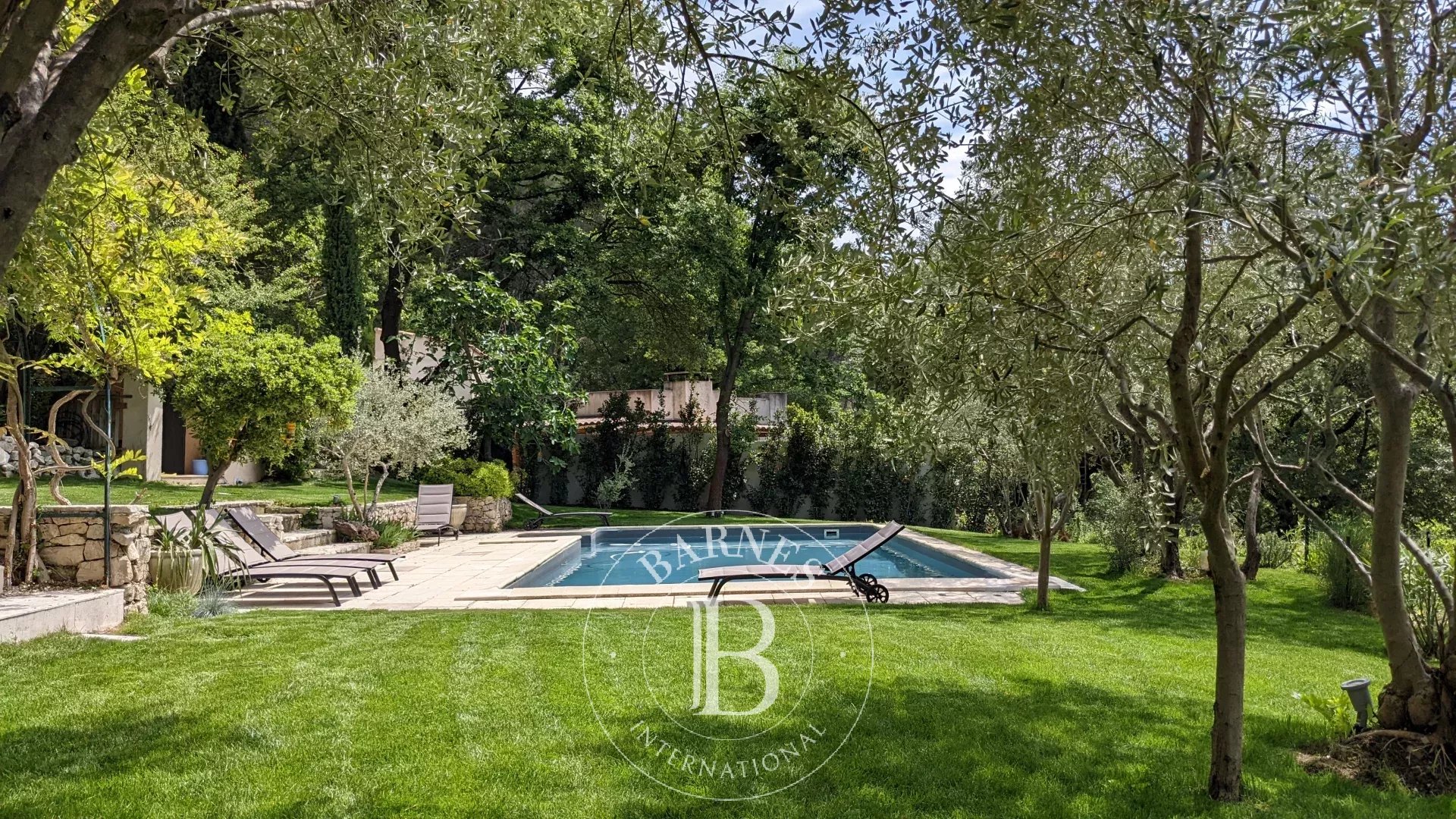 Villa / Maison 8 pièces  à vendre Aix-en-Provence 13100