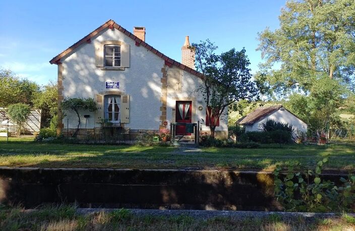 A vendre dans le Cher, ancienne maison d'éclusier et 3000m² — photo 2