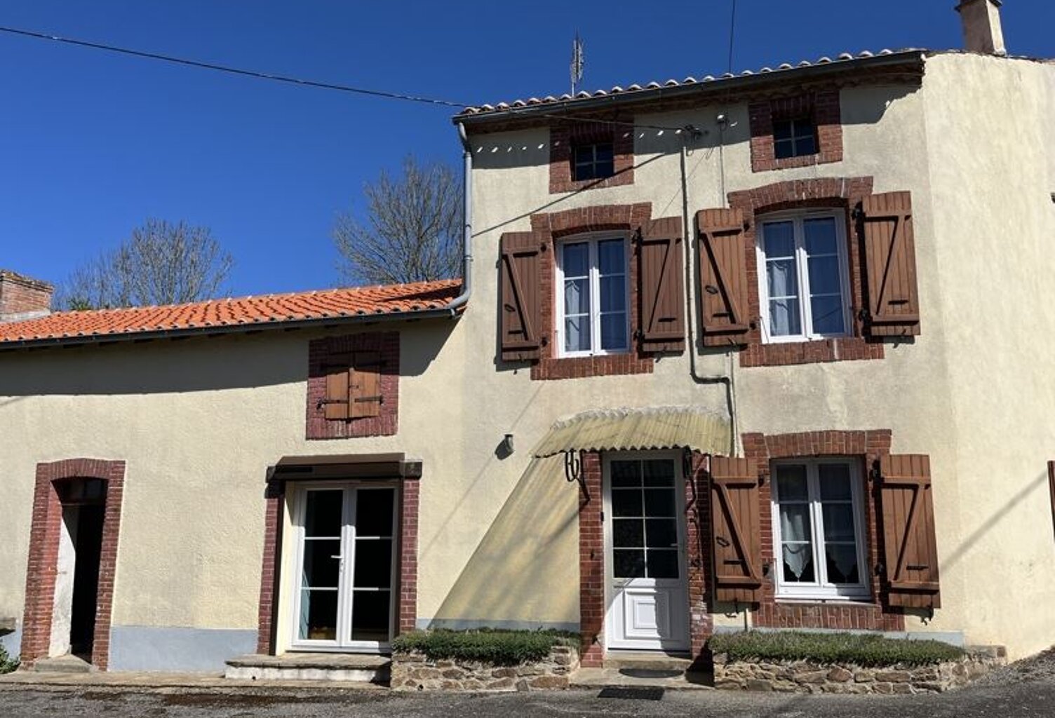 Maison en pierre de 4 pièces principales — photo 1