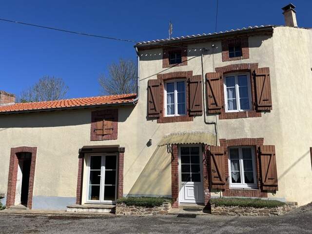 Maison en pierre de 4 pièces principales — photo du bien