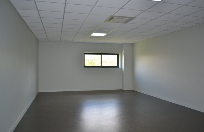  BUREAUX 49 M2 - POITIERS SUD — photo 2