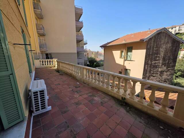 APPARTEMENT TROIS PIECES TERRASSE MENTON PROCHE CENTRE — photo du bien