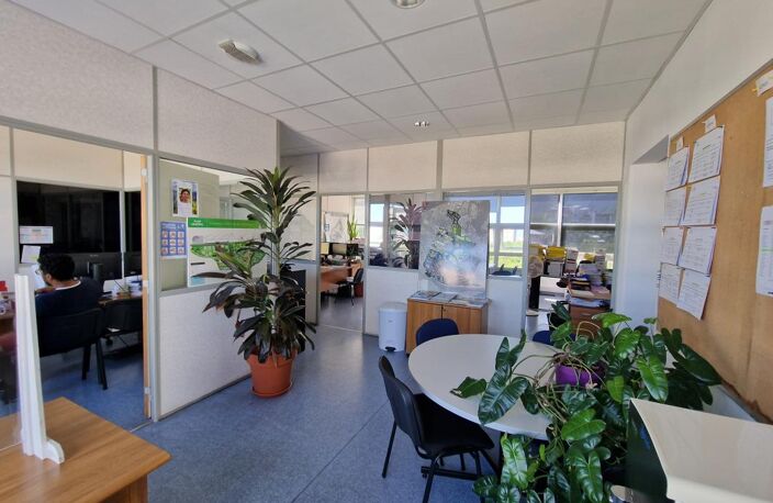 BUREAU 120 M² A LOUER  / LA POSSESSION — photo 2