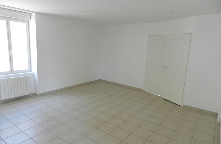 Location appartement 2 pièces 40 m² à L'Horme (42152) — photo 3