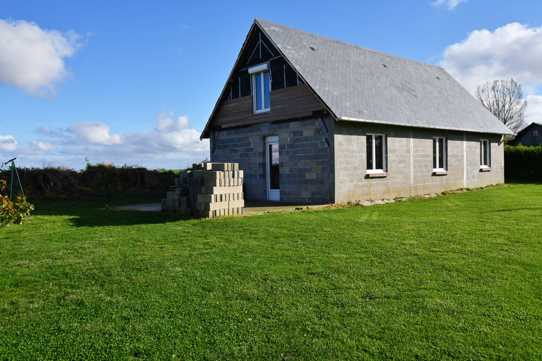 Photo Dans la campagne proche de Valmont à vendre, propriété avec maison briques et silex, activité de gîte possible, bâtiment, chalet et garage image 1/4