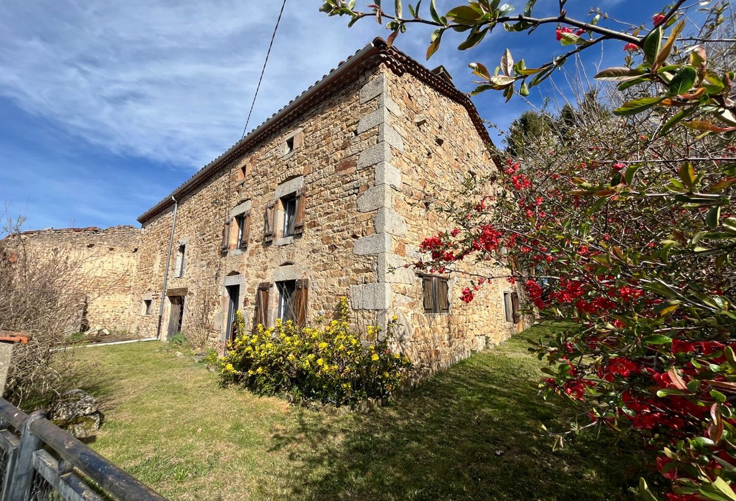 Maison en pierre avec nombreuses dépendances  — photo 1