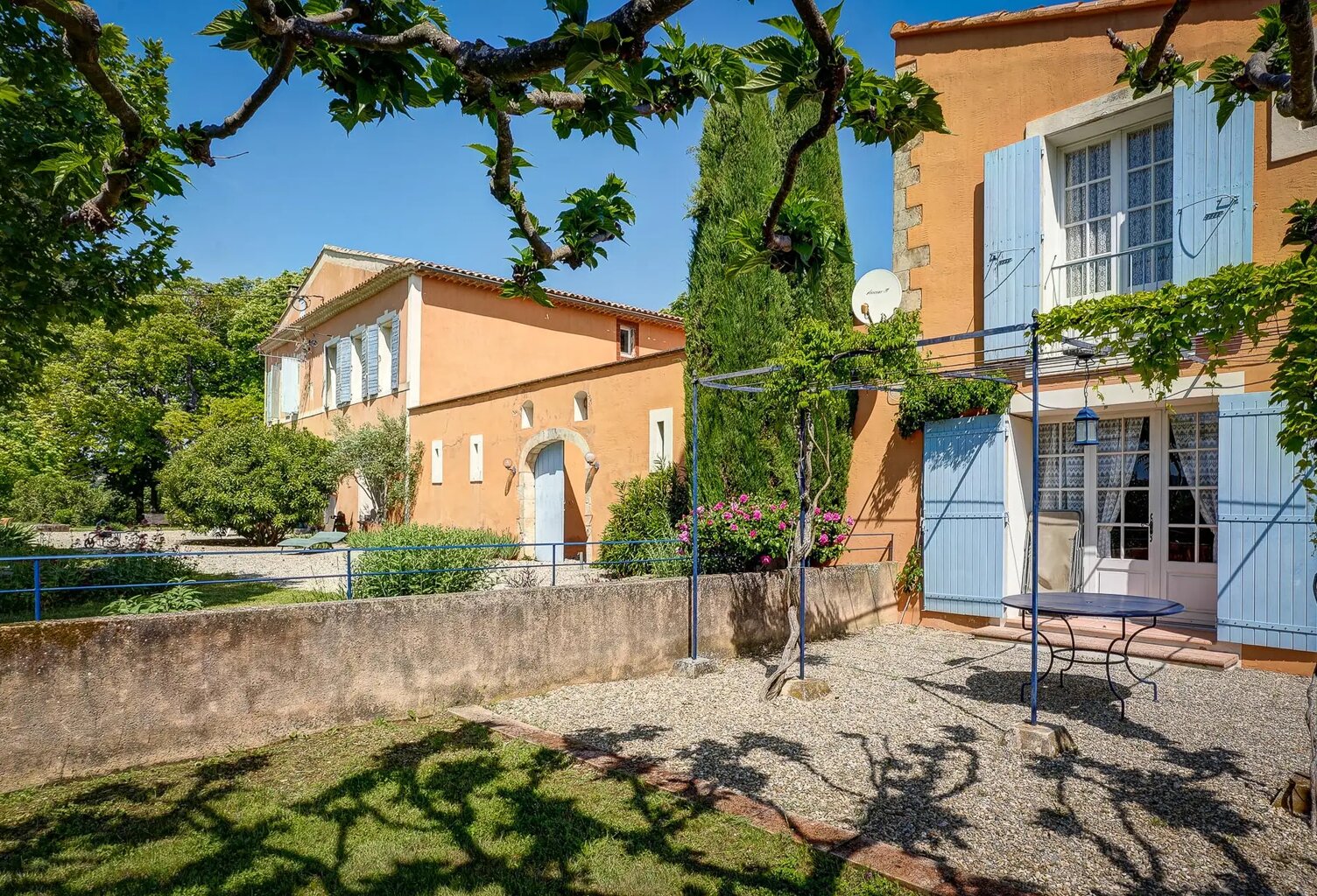 Bastide XVIIIème et son vignoble dans le Luberon — photo 1