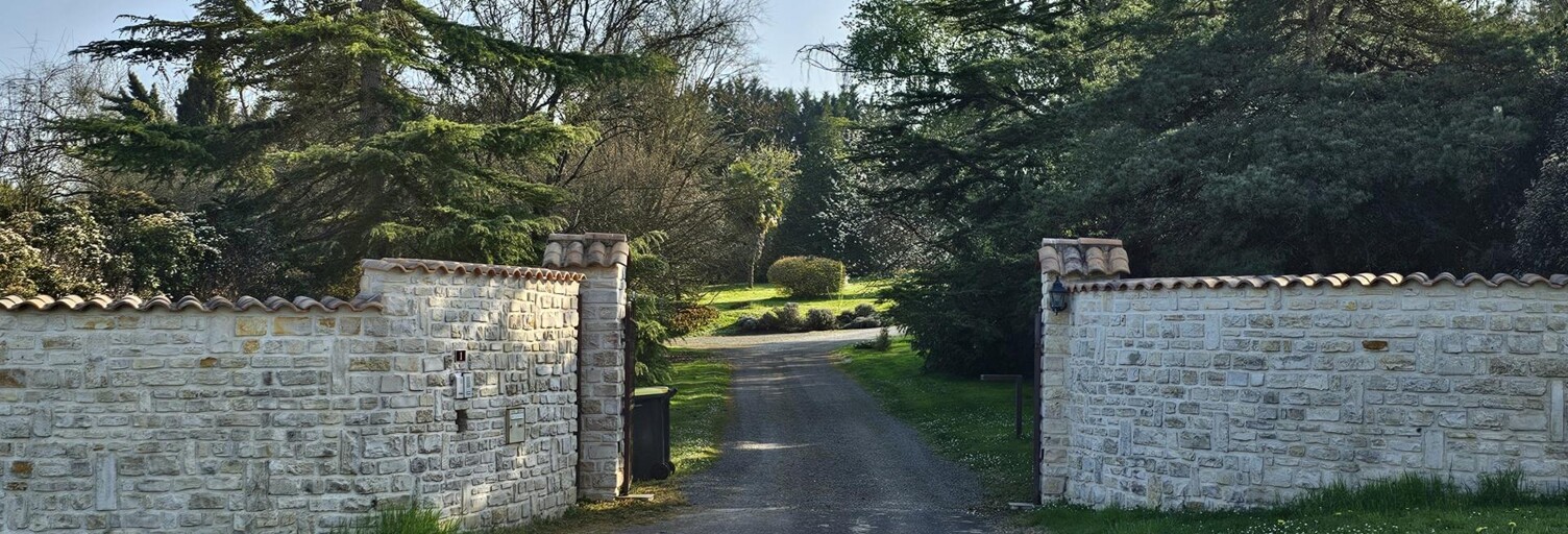 Maison 11 Pièces 322 m² à vendre à Roullet-Saint-Estèphe (16440)