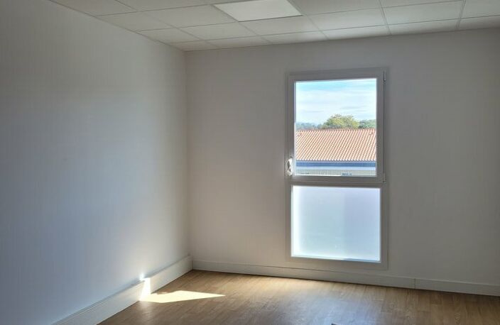BUREAUX - LOCAL PROFESSIONNEL à LOUER — photo 3