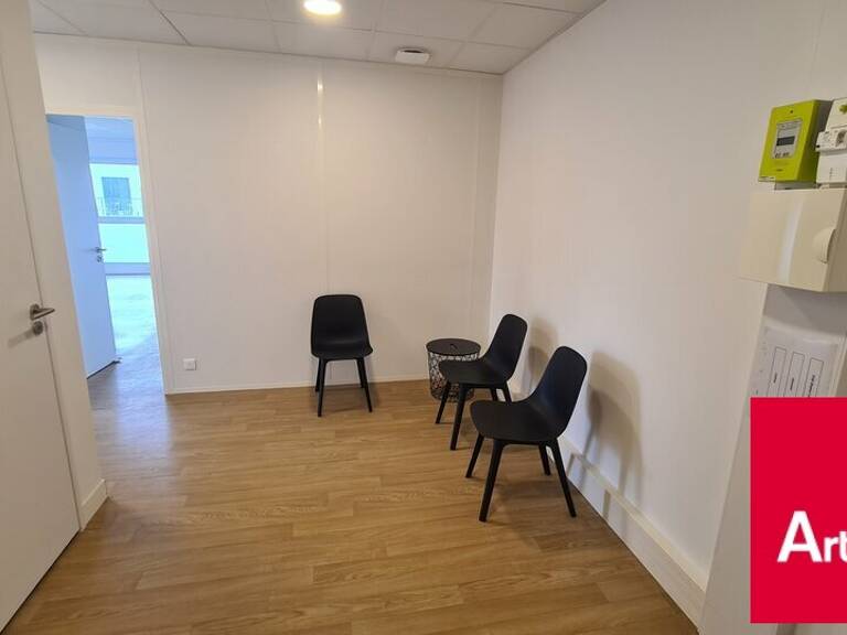 BUREAUX - LOCAL PROFESSIONNEL à LOUER — photo 1