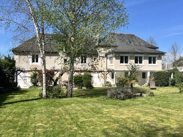 Maison en pierre de 9 pièces principales — photo du bien