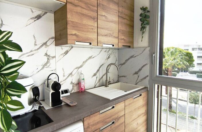 Studio en excellent état, vendu meublé, avec agréable loggia.<BR> — photo 2