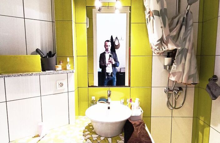 Studio en excellent état, vendu meublé, avec agréable loggia.<BR> — photo 3