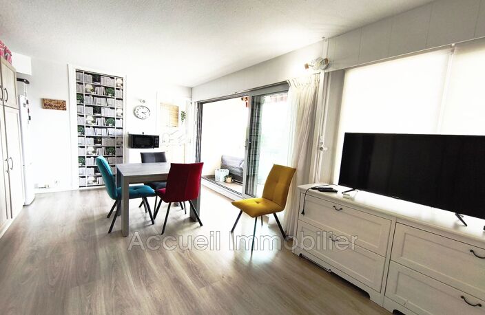 Studio en excellent état, vendu meublé, avec agréable loggia.<BR> — photo 5