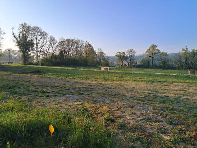 Terrain viabilisé de 480 m2 idéalement placé. — photo du bien
