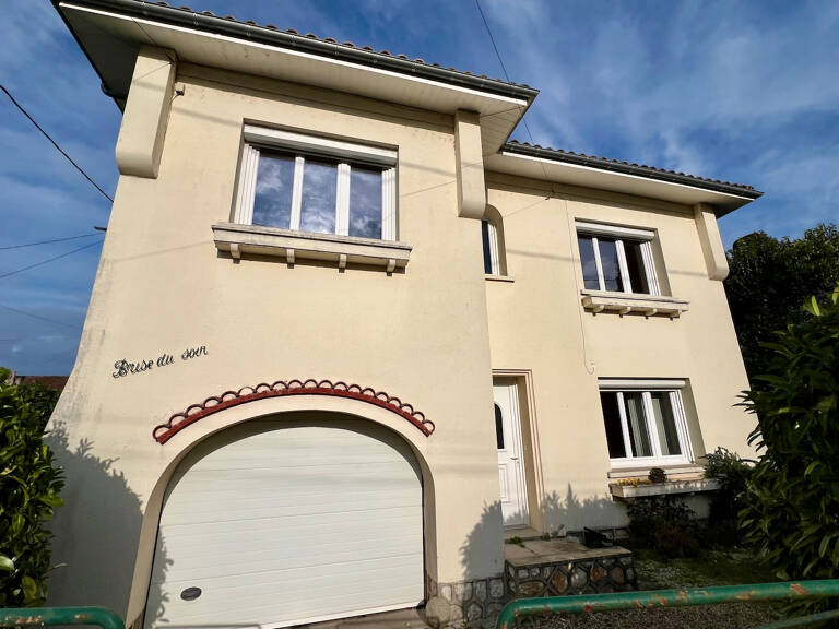 Maison en pierres d'environ 108m2  à Villeneuve sur Lot, proche des commerces à pied avec jardin. — photo 1