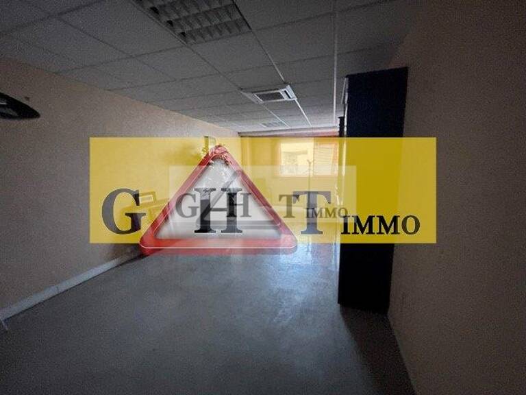 BUREAUX CLOISONNES DE 76 M² A LOUER À NEUILLY S/ MARNE — photo 1