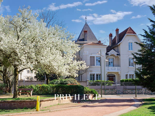 Vernay - Maison de ville 250m2 avec jardin proche de toutes — photo du bien