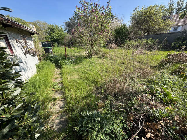 Terrain à bâtir sur la commune de Ste Geneviève des Bois — photo du bien