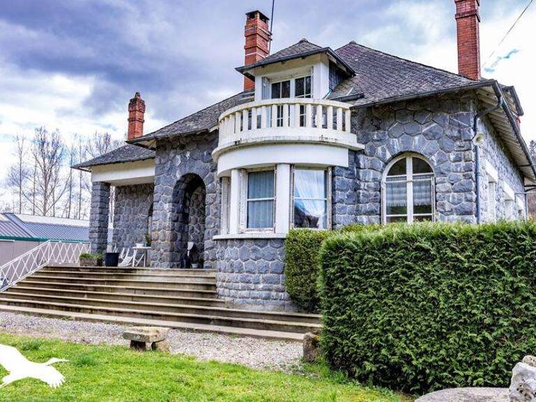 Maison en pierre de 8 pièces principales — photo 1