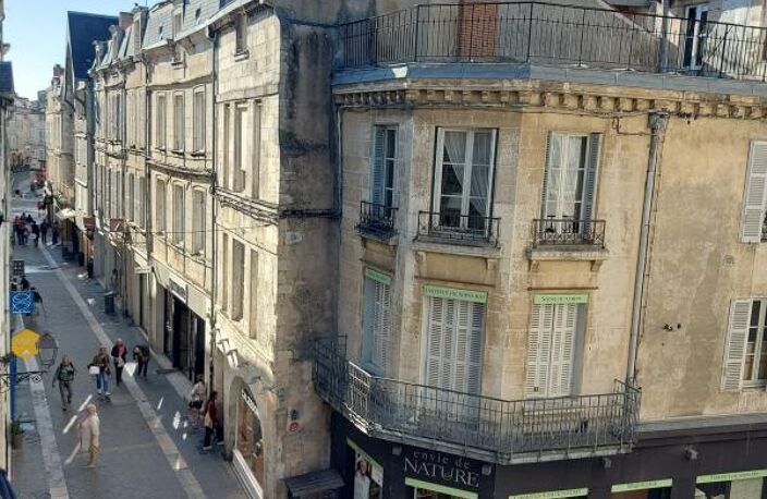 Appartement rénové à vendre – Hyper centre historique La Rochelle – 100 m², 2 chambres, proche Vieux Port — photo 2