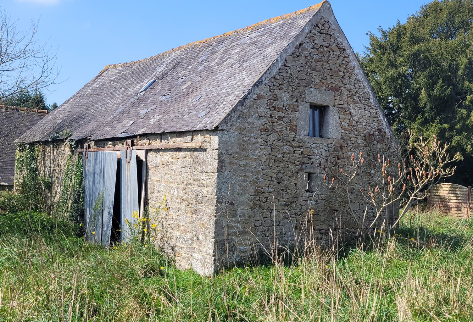 Jolie bergerie en pierre à rénover, sur terrain clos et plat — photo 1
