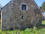 Jolie bergerie en pierre à rénover, sur terrain clos et plat — photo 2