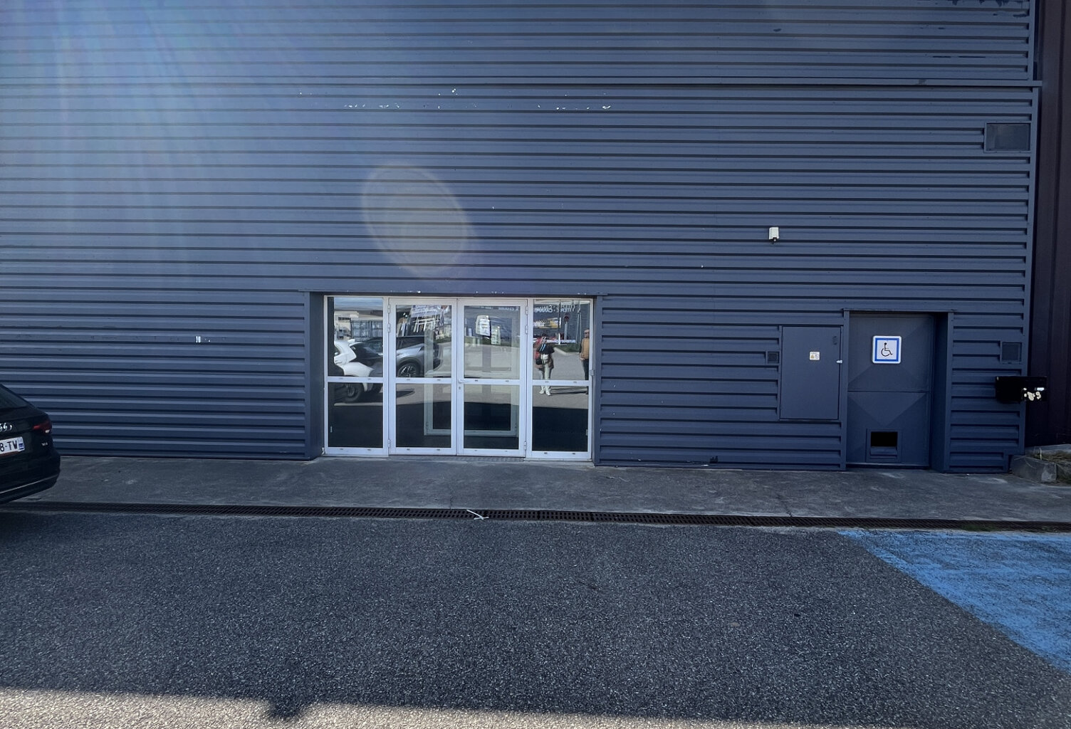 LOCAL COMMERCIAL 600M2 DAVEZIEUX — photo 1