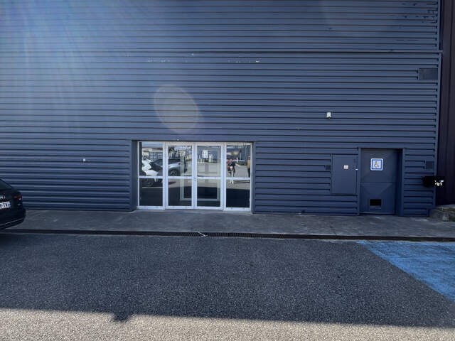 LOCAL COMMERCIAL 600M2 DAVEZIEUX — photo du bien