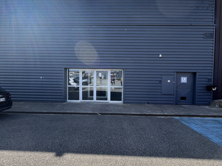 LOCAL COMMERCIAL 600M2 DAVEZIEUX — photo 1