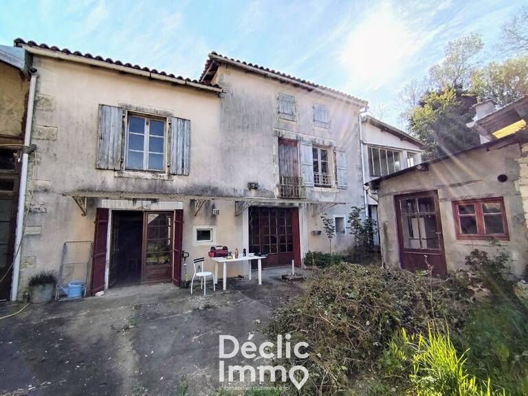 Maison 171 m² à finir de rénover avec un appartement de 66 m2 à Verteuil-en-Charente — photo 1