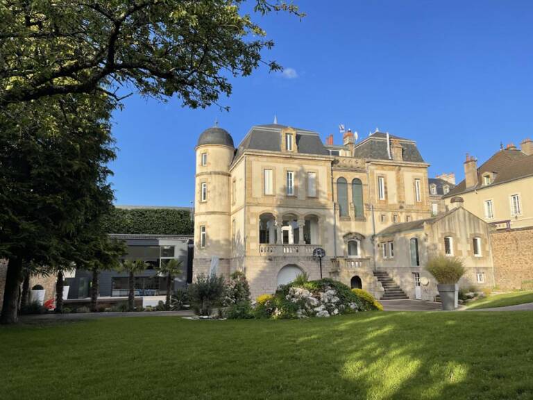Hôtel particulier de 583 m² sur 1 255 m² de terrain clos de murs — photo 1