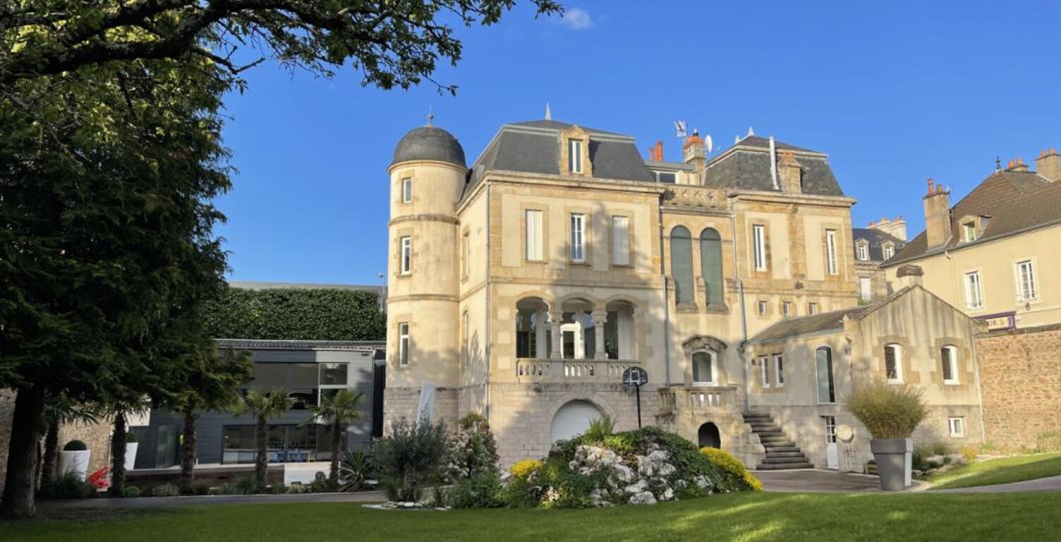 Hôtel particulier de 583 m² sur 1 255 m² de terrain clos de murs — photo 1