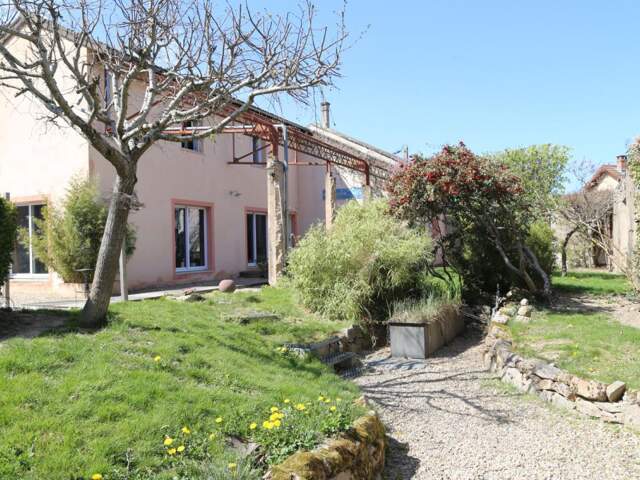 Loft de 200 m² sur 1 097 m² de terrain entièrement clos de murs avec dépendances — photo du bien