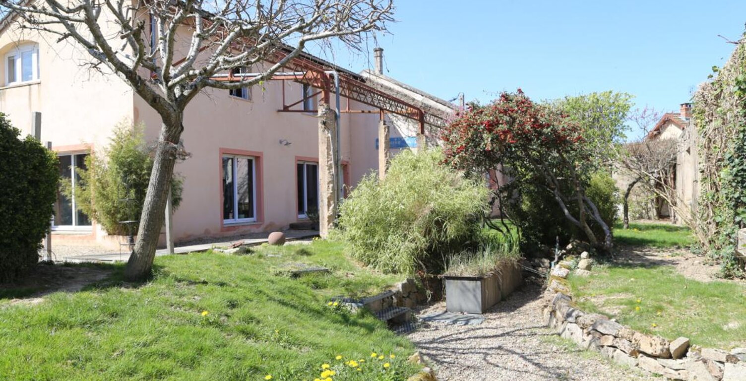 Loft de 200 m² sur 1 097 m² de terrain entièrement clos de murs avec dépendances — photo 1