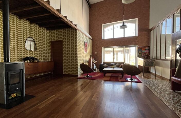 Loft de 200 m² sur 1 097 m² de terrain entièrement clos de murs avec dépendances — photo 2