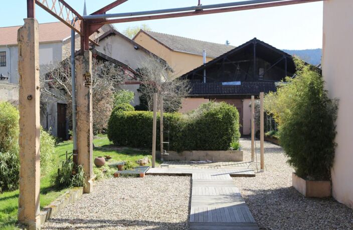 Loft de 200 m² sur 1 097 m² de terrain entièrement clos de murs avec dépendances — photo 3