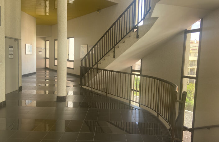 TOULON Est Champs de Mars. Bureaux climatisés , accessibles — photo 2