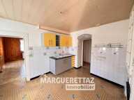 Maison de 288m² / T3 de 100m² / Grange de 180m² au sol - LA TOUR — photo 4