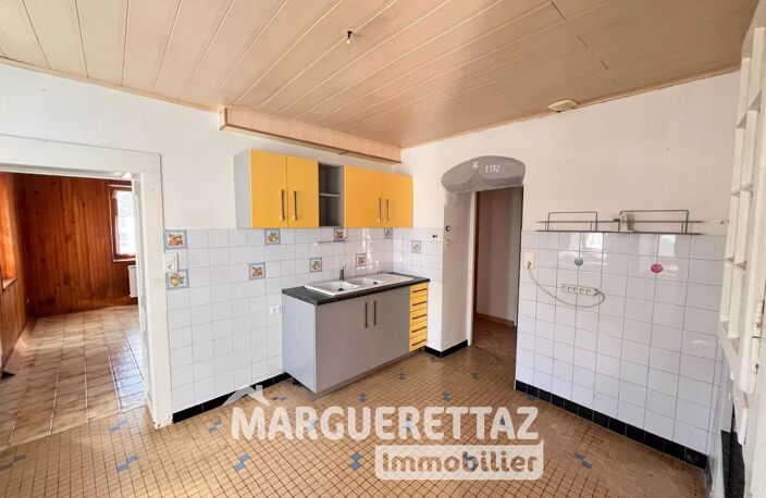 Maison de 288m² / T3 de 100m² / Grange de 180m² au sol - LA TOUR — photo 4