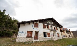 Immeuble  2025 m² à vendre à Saint-Étienne-les-Orgues (04230)