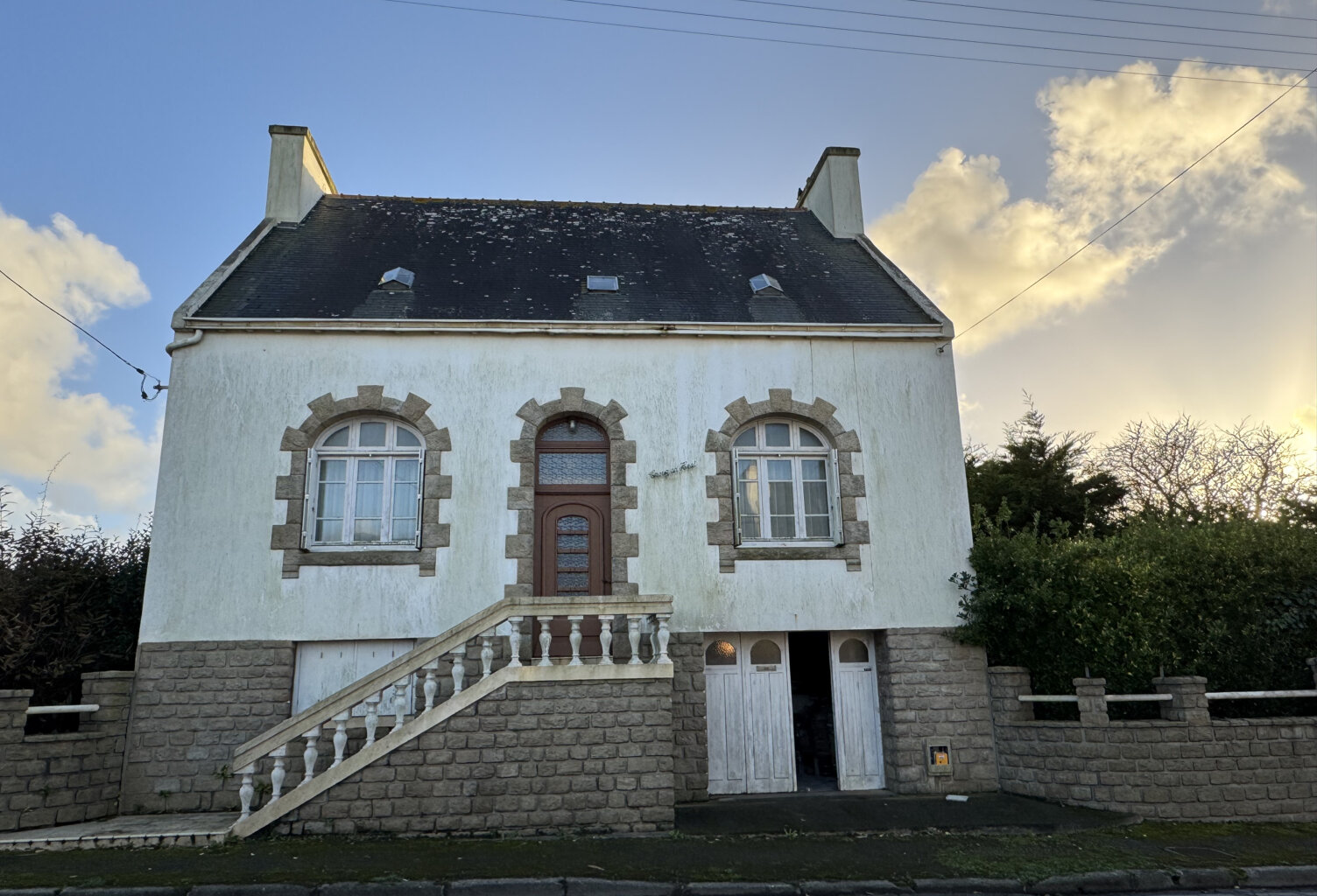 Maison au bourg de PLOUHINEC — photo 1