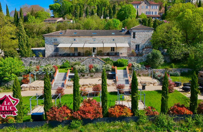Ensemble immobilier au coeur d'un village médiéval. — photo 2