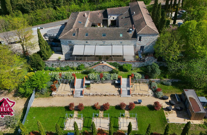 Ensemble immobilier au coeur d'un village médiéval. — photo 3