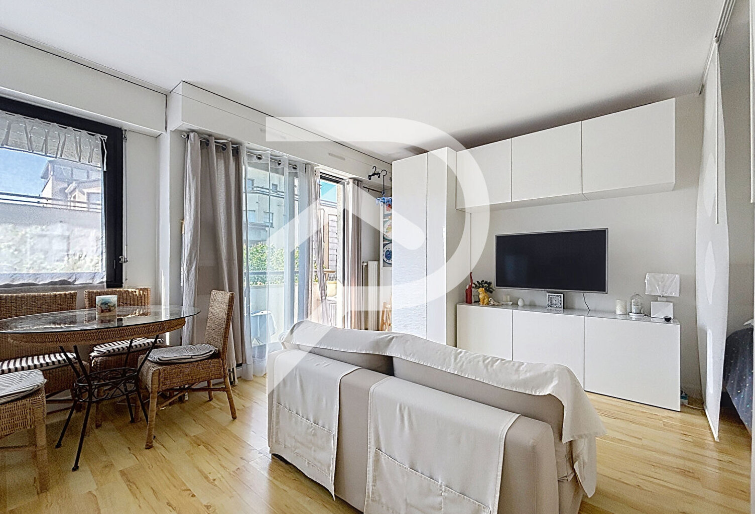 Suresnes Hypercentre - Studio de 32m² avec coin nuit et balcon — photo 1