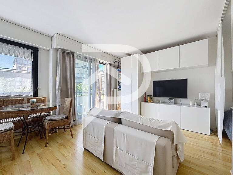 Suresnes Hypercentre - Studio de 32m² avec coin nuit et balcon — photo 1