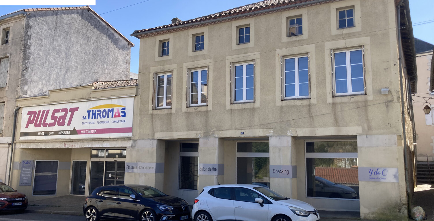 AU COEUR DE LA VILLE, IMMEUBLE À USAGE COMMERCIAL ET HABITAT — photo 1