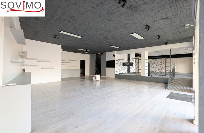 AU COEUR DE LA VILLE, IMMEUBLE À USAGE COMMERCIAL ET HABITAT — photo 3
