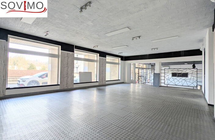 AU COEUR DE LA VILLE, IMMEUBLE À USAGE COMMERCIAL ET HABITAT — photo 4